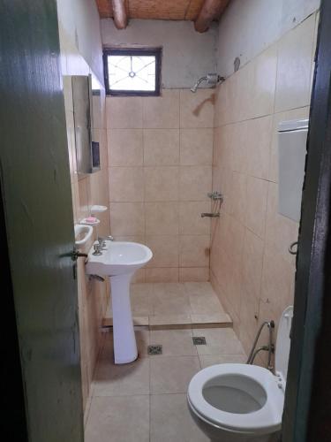 Alto de SierraにあるSol del Esteのバスルーム(洗面台、トイレ付)