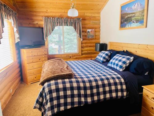 Giường trong phòng chung tại Adventure Awaits 3King Bed,2Bath Log Cabin in heart of Duck Creek Village!
