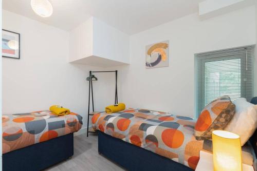 Ένα ή περισσότερα κρεβάτια σε δωμάτιο στο Forest View Apartment- Private Balcony