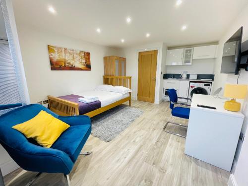 Habitación pequeña con 1 cama y 2 sillas en NEW MODERN STUDIO APARTMENT, PARKING, Netflix en Kenilworth