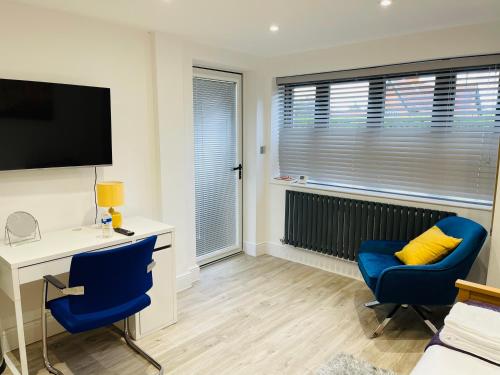 Afbeelding uit fotogalerij van MODERN STUDIO APARTMENT, PRIVATE- DRIVEWAY PARKiNG in Kenilworth