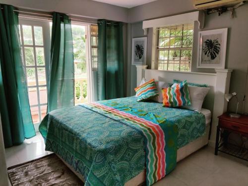 En eller flere senge i et værelse på Sunny Acres Villa, St.Lucia