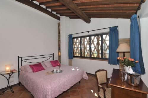 a bedroom with a bed and a table and a window at Paglia in SantʼAppiano