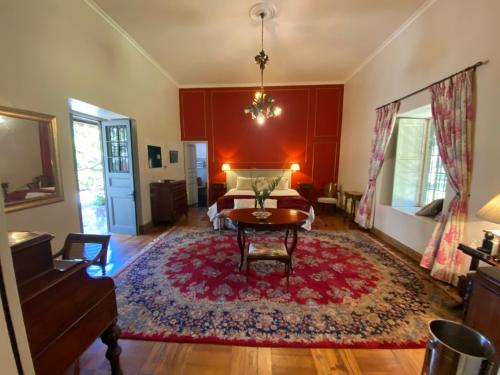 a living room with a couch and a table on a rug at Casona Lo Aguirre , Hospedaje de Temporada Cálidas in Talagante