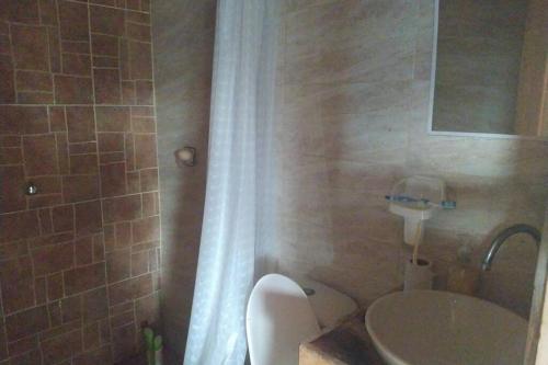 łazienka z toaletą i umywalką w obiekcie La Casa Amarilla (Sobre las playas del mar Caribe) w mieście San Bernardo del Viento