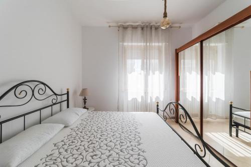 フランカヴィッラ・アル・マーレにあるL'approdo di Ermioneの白いベッドルーム(ベッド2台、窓付)