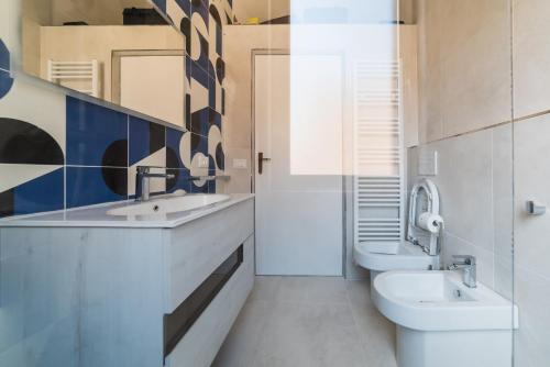 een badkamer met 2 wastafels en een toilet bij L'approdo di Ermione in Francavilla al Mare