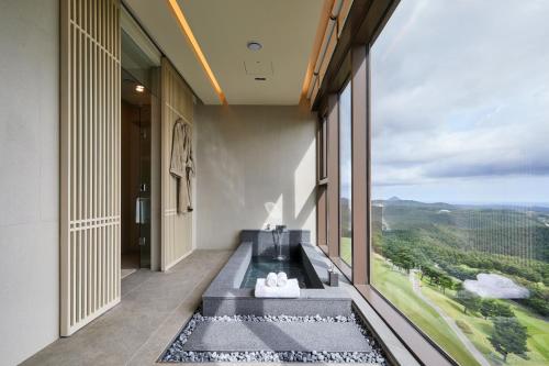 a room with a large window with a view at Sono Felice Delpino in Sokcho