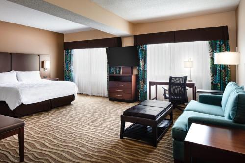 um quarto de hotel com uma cama e um sofá em Holiday Inn Hotel & Suites Overland Park-West, an IHG Hotel em Overland Park