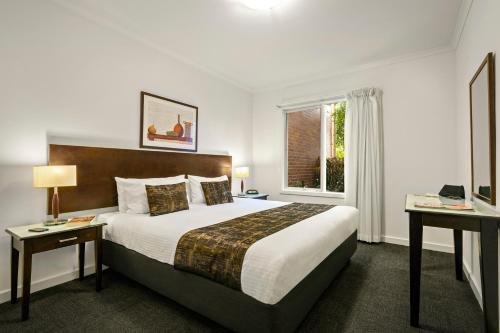 Un pat sau paturi într-o cameră la Comfort Apartments Royal Gardens