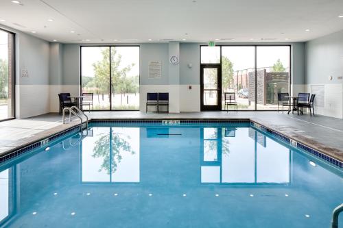 Staybridge Suites - Iowa City - Coralville, an IHG Hotel tesisinde veya buraya yakın yüzme havuzu
