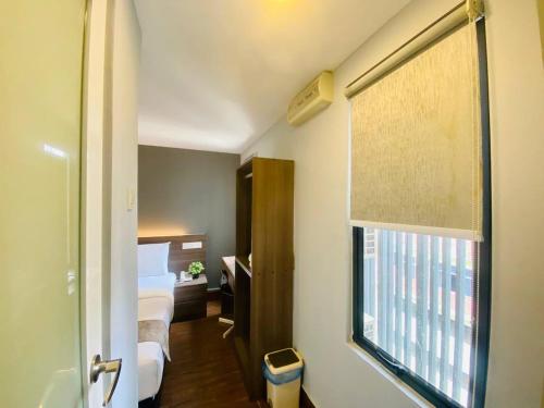 ein Hotelzimmer mit einem Bett und einem Fenster in der Unterkunft Asia Like Boutique Hotel in Kuala Lumpur