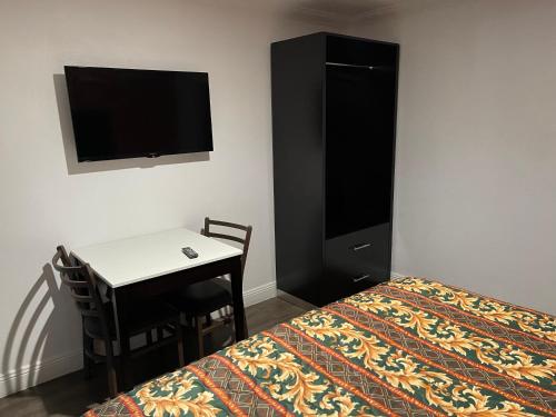 Una cama o camas en una habitación de The Oaks Motel