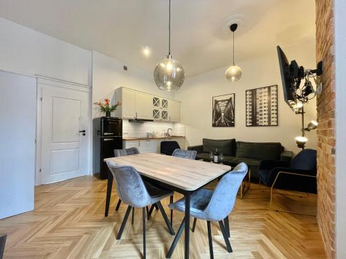 jadalnia i salon ze stołem i krzesłami w obiekcie Chili Apartment w Toruniu
