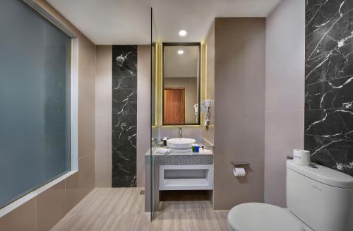 Kylpyhuone majoituspaikassa ASTON Inn Jemursari