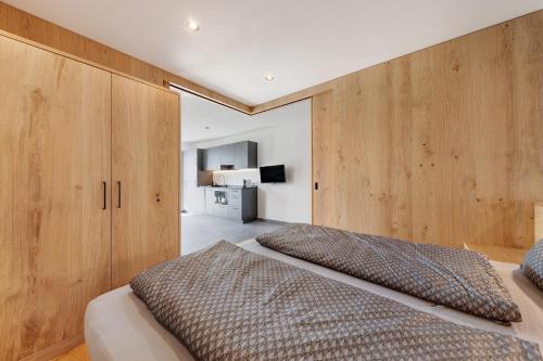 2 camas num quarto com armários de madeira em Thalerhof Naturae Rupes em Auna di Sotto