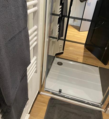 une porte coulissante en verre dans une pièce avec escalier. dans l'établissement Appartement neuf et chaleureux dans Leers centre, à Leers