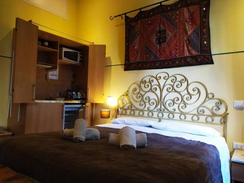 een slaapkamer met een groot bed met een mooi hoofdeinde bij B&B Venice 1964 in Venetië