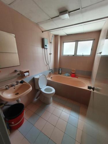 ein Badezimmer mit Badewanne, Toilette und Waschbecken in der Unterkunft Selesa Hillhomes Golf resort - T10GGB in Bentong