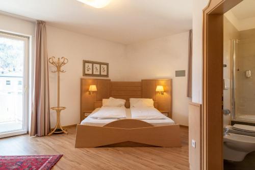 Ένα ή περισσότερα κρεβάτια σε δωμάτιο στο Hotel Goldenes Roessl-adults only