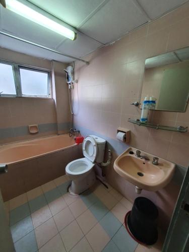une salle de bain avec toilettes et lavabo dans l'établissement Selesa Hillhomes Golf Resort - T11GGB, à Bentong