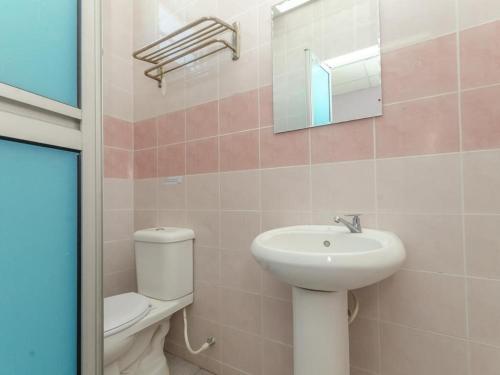 uma casa de banho com um lavatório, um WC e um espelho. em HOTEL D VIEW MERSING em Mersing