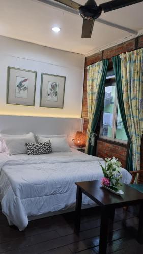 Postel nebo postele na pokoji v ubytování Kenyalang Urban Homestay