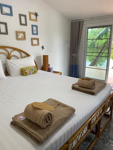Кровать или кровати в номере Thipwararom homestay