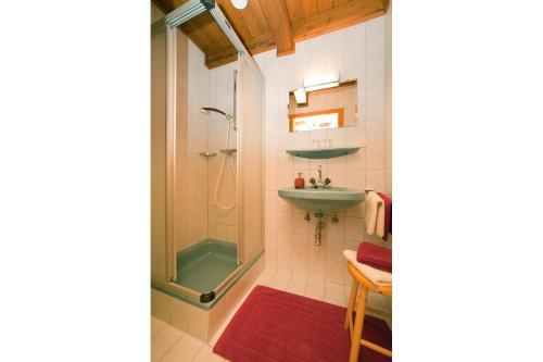 a bathroom with a sink and a shower at Klieber - Urlaub am Biobauernhof in Millstatt