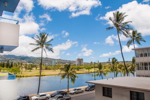 檀香山的住宿－Holiday Surf Hotel (with full kitchen)，棕榈树水景