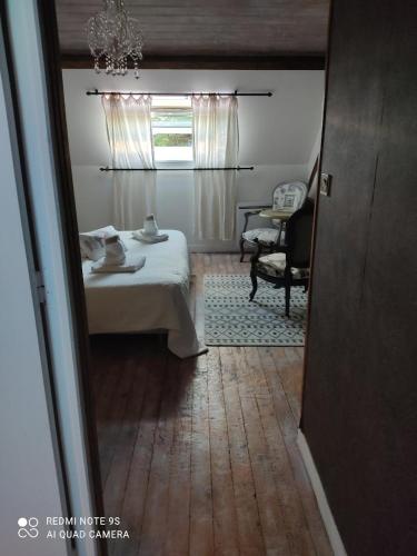 - une chambre avec un lit, une table et une fenêtre dans l'établissement chambre au mont scolan, à Montgardon