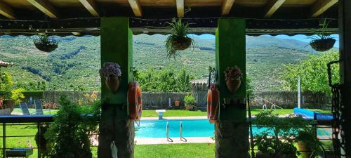 Blick auf den Pool von einem Haus aus in der Unterkunft Casa Rural Entre dos Aguas in Navaconcejo