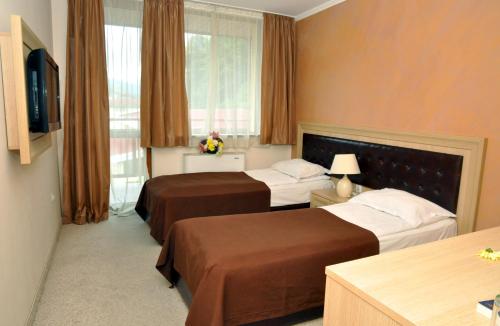 Tempat tidur dalam kamar di Olymp Hotel