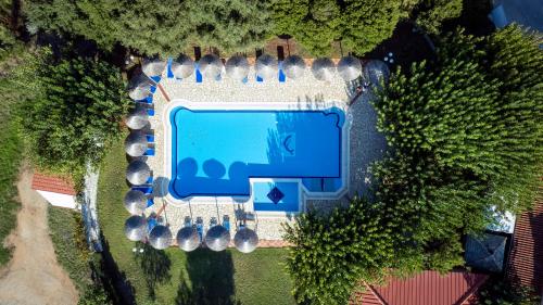 an overhead view of a swimming pool in a resort at Stalaktites Studios in Sami
