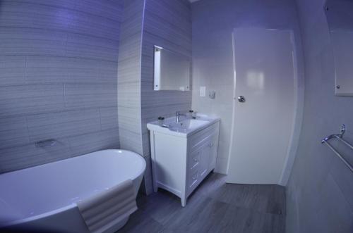 Apartment Two-One-Two Eleven tesisinde bir banyo
