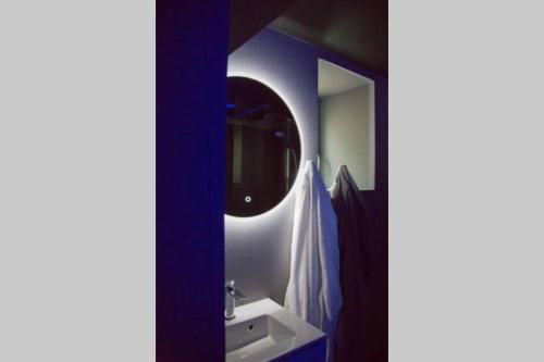 a bathroom with a sink and a mirror at Gîte Love Dream - Le Gîte Romantique in Ger