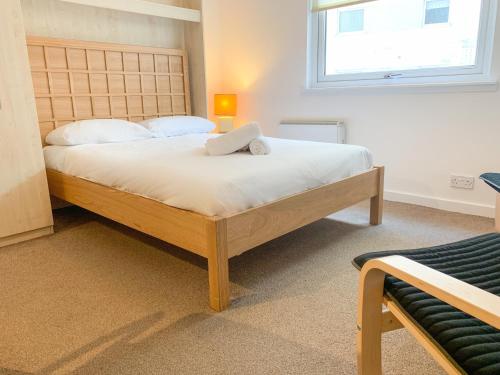 a bedroom with a bed and a window at Glasgow City Centre Studio Apartment in Glasgow