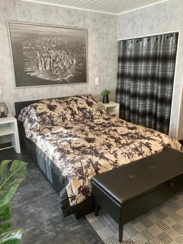 バート・エムスにあるViktera Modernes Apartment mitten in der Stadt und doch sehr ruhig Zu Therme 2 Minutenのベッドと壁に絵が飾られた寝室