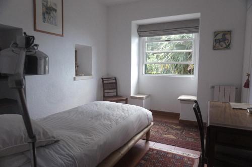 1 dormitorio con cama y ventana en Isa's Home, en Sintra