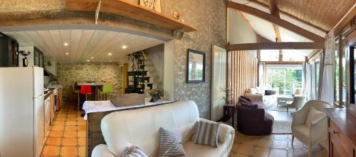 Il comprend un salon avec un mobilier blanc et une cuisine. dans l'établissement Haras Picard du Sant le Barail, à Lasserre