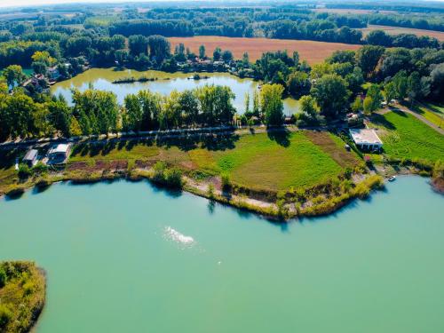Ett flygfoto av Sólinka Luxurious Lakeside Villa Szigetköz