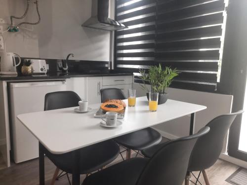 a white table and chairs in a kitchen at Marques studio in Porto da Cruz