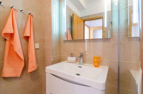 uma casa de banho com um lavatório, um chuveiro e um espelho. em Apartment in Crikvenica 14216 em Crikvenica
