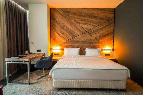  Messier 53 Hotel Yerevan -  Room  picture :    Tea/Coffee maker    Minibar    Shower                            