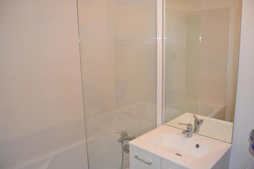 uma casa de banho com um chuveiro e um lavatório. em pleneuf val andre appart vue mer 2 à 4 personnes em Pléneuf-Val-André