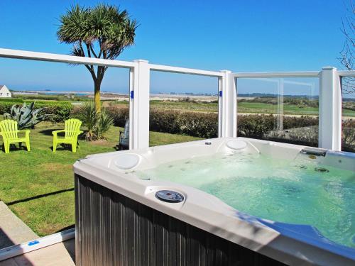 Un jacuzzi en un patio con vista al mar. en Holiday Home Ty Nevez by Interhome, en Sibiril