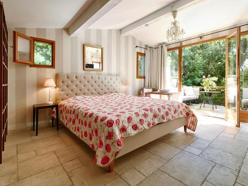 - une chambre avec un lit doté d'un couvre-lit rouge dans l'établissement Studio Rosmarin by Interhome, à Vence