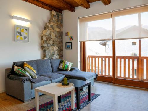 sala de estar con sofá azul y mesa en Apartment Cjase dai Fornasirs by Interhome en Raveo