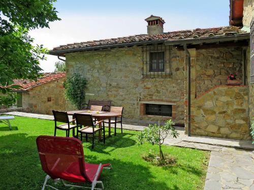 eine Terrasse mit einem Tisch und Stühlen im Hof in der Unterkunft Holiday Home Il Casellino-2 by Interhome in Case Malva