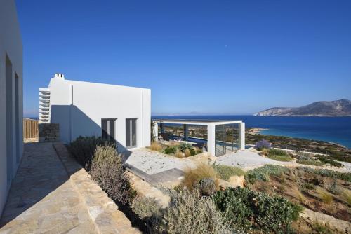 a white house with a view of the ocean at Koufonisi Villas in Koufonisia